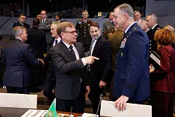 Sieht in Moskau keine Verhandlungsbereitschaft: der deutsche Außenminister Johann Wadephul (l). - © Geert Vanden Wijngaert/AP/dpa