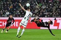 Ein von Zweikämpfen geprägtes Spiel. - © Federico Gambarini/dpa