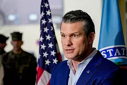 Pentagon-Chef Pete Hegseth kommt erstmals zu einem Treffen der Ukraine-Kontaktgruppe und der Nato-Verteidigungsminister nach Brüssel. - © Michael Probst/AP/dpa