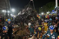 Die Bergungsarbeiten nach dem Zugungl&uuml;ck gestalteten sich als schwierig. - &copy; Sakchai Lalit/AP/dpa