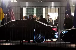 &Uuml;ber f&uuml;nf Stunden dauerte das Treffen Selenskyjs mit US-amerikanischen Unterh&auml;ndlern in Berlin. - &copy; Christoph Soeder/dpa