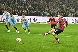 Benjamin Källman von Hannover 96 verschießt einen Foulelfmeter. - © Swen Pförtner/dpa