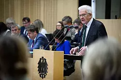 Baden-Württembergs Regierungschef Kretschmann rechtfertigt Lockerung der Schuldenbremse. - © Bernd von Jutrczenka/dpa