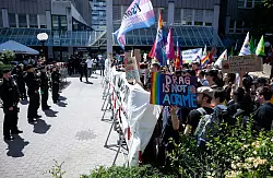 Mit einer Demonstration zeigten zahlreiche Menschen Solidarit&auml;t mit den Drag-K&uuml;nstlern und unterst&uuml;tzten die Veranstaltung. - &copy; Sven Hoppe/dpa