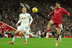 Torlos ins neue Jahr: Hugo Ekitik&eacute; (r) kam mit dem FC Liverpool nicht &uuml;ber eine Nullnummer gegen Leeds hinaus. - &copy; Jon Super/AP/dpa