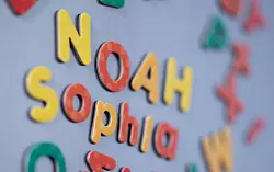 Das Vornamenduo Sophia und Sophie sowie Noah führen die Liste der beliebtesten Vornamen 2024 an (Symbolbild). - © Hendrik Schmidt/dpa