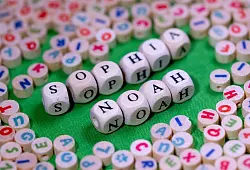 Sophia und Noah bleiben die beliebtesten Vornamen in Deutschland. (Illustration) - © Sven Hoppe/dpa