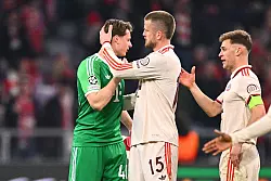 Nach seinem Bayern-Debüt gegen Leverkusen gratulieren Eric Dier (M) und Joshua Kimmich (r) Torwart-Youngster Jonas Urbig. - © Tom Weller/dpa