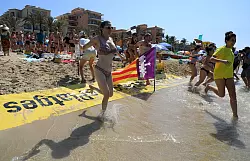 Die Kritiker des Massentourismus beklagen vor allem die hohen Lebenshaltungskosten und teuren Wohnraum. - &copy; Clara Margais/dpa