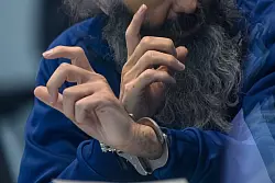 Der Angeklagte meldet sich im Prozess immer wieder zu Wort. - © Klaus-Dietmar Gabbert/dpa