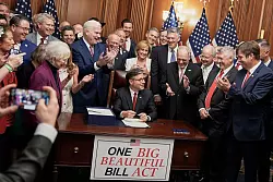 Die Republikaner feiern das neue Gesetz, - © Mariam Zuhaib/AP/dpa