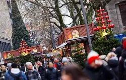 Die Adventswochenenden zählen zu den umsatzstärksten Tagen des Jahres im Einzelhandel. - © Christian Charisius/dpa