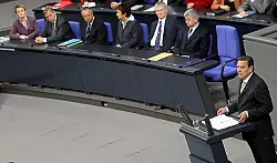 Bundeskanzler Gerhard Schr&ouml;der stellte die Vertrauensfrage gleich zweimal - wie hier 2005. - &copy; Wolfgang Kumm/dpa