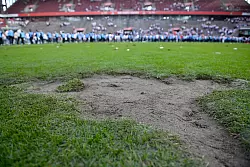 Nach dem 4:0-Sieg gegen den 1. FC Kaiserslautern st&uuml;rmten tausende Fans das Spielfeld und nahmen dabei unter anderem Rasenst&uuml;cke als Souvenir mit. - &copy; Anke Waelischmiller/dpa