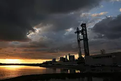 Die untere Raketenstufe landete erneut wie geplant im Meer, auch das Aussetzen von Satelliten wurde wieder simuliert. - © Eric Gay/AP/dpa