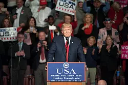 Donald Trump zog nach der Pr&auml;sidentenwahl im Jahr 2016 erstmals in das Wei&szlig;e Haus ein. (Archivbild) - &copy; picture alliance / Tracie Van Auken/EPA/dpa