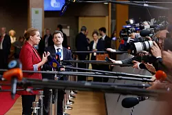 Die dänische Ministerpräsidentin Mette Frederiksen konnte beim EU-Gipfel den Durchbruch bei den Verhandlungen feiern. Ihr Land hat derzeit die EU-Ratspräsidentschaft inne. - © Geert Vanden Wijngaert/AP/dpa