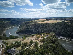 Die rechtsrheinische Bahnstrecke f&uuml;hrt auch im Tunnel durch den weltbekannten Loreley-Felsen hindurch. (Archivbild) - &copy; Thomas Frey/dpa