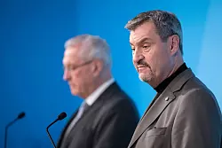 Der Bayerische Ministerpräsident Markus Söder (r, CSU) und Bayerns spricht Innenminister Joachim Herrmann (CSU) sehen die Schuld vor allem beim Bundesamt für Migration und Flüchtlinge (Bamf) und verweisen zudem auf die von ihnen schon länger kritisierte Migrationspolitik der Bundesregierung. - © Lukas Barth/dpa