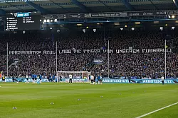 Auch im Westfalen-Derby gab es Proteste gegen die Pläne der Politik. - © Friso Gentsch/dpa