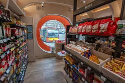 Das Ladenlokal eines Teo-Marktes am Hauptbahnhof in Hanau. - © Boris Roessler/dpa