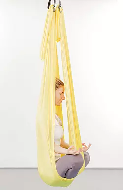 Einfach mal abhängen! Studios, die Aerial Yoga anbieten, gibt es vor allem in größeren Städten. - © Monique Wüstenhagen/dpa-tmn