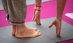 Wie fühlt sich mein Rücken an? Yoga schult die Wahrnehmung für den eigenen Körper. - © Sebastian Gollnow/dpa/dpa-tmn