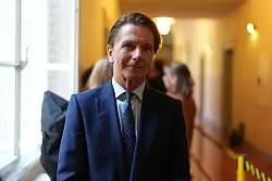 B&eacute;la Anda, Ex-Regierungssprecher und Block-Berater, darf nicht mehr als Zuschauer im Gerichtssaal sein - weil er auch als Zeuge geladen werden k&ouml;nnte. - &copy; Marcus Brandt/dpa