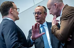 Bringen diese Drei - Unions-Fraktionschef Jens Spahn, Kanzler Friedrich Merz (beide CDU) und CSU-Landesgruppenchef Alexander Hoffmann, das Rentenpaket am Freitag über die Bühne? - © Michael Kappeler/dpa
