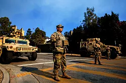 Mitglieder der Nationalgarde besetzen während des Palisades-Brandes einen Kontrollpunkt im Stadtteil Brentwood in Los Angeles. - © Jill Connelly/ZUMA Press Wire/dpa