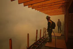 In den kommenden Tagen werden stärkere Winde erwartet, die die Flammen neu anfachen könnten. - © Eric Thayer/AP/dpa