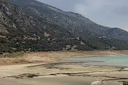 Das Wasser geht immer weiter zur&uuml;ck. - &copy; Socrates Baltagiannis/dpa