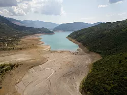 Der Stausee liegt 250 Kilometer westlich von Athen. - &copy; Socrates Baltagiannis/dpa