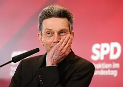 Ein Beschluss des alten Bundestags nach der Wahl wäre nicht so leicht zu legitimieren. Mützenich hält ihn für eine Gratwanderung. - © Kay Nietfeld/dpa