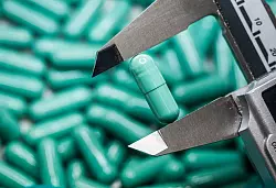 Die deutsche Pharmabranche profitiert von starken Exportgeschäften (Archivbild) - © Frank Rumpenhorst/dpa