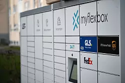 Myflexbox betreibt schon seit längerem Automaten in Deutschland, in denen mehrere Paketdienstleister Sendungen lagern - neben GLS, UPS und FedEx inzwischen auch DPD, dessen Logo hier noch fehlt. - © Wolf von Dewitz/dpa