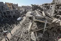 In dem weitgehend zerstörten Küstenstreifen fehlt es an Lebensmitteln, Wasser und Medikamenten. - © Omar Ashtawy/APA Images via ZUMA Press Wire/dpa