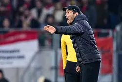 SC-Trainer Julian Schuster trieb seine Elf von der Seitenlinie an. - © Tom Weller/dpa