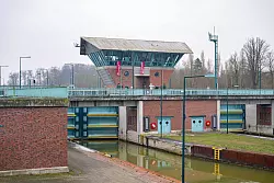 Hier wird derzeit wegen eines Warnstreiks nicht geschleust. An der Schleuse in M&uuml;nster h&auml;ngen zahlreiche Schiffe derzeit fest. - &copy; Guido Kirchner/dpa