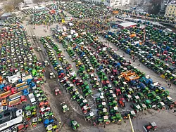 Mit hunderten Traktoren nehmen Landwirte an einer Kundgebung in Augsburg teil. - &copy; Peter Kneffel/dpa