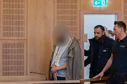 Der Angeklagte soll im vergangenen Oktober mehrere Brände gelegt haben, bevor er in einem Kino-Foyer Nähe des Hauptbahnhofs von Polizisten niedergeschossen wurde. - © Rolf Vennenbernd/dpa