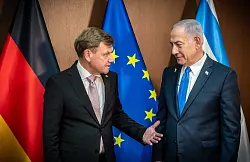 Der neue Außenminister Johann Wadephul (CDU) versichert beim Antrittsbesuch in Jerusalem: Israels Sicherheit bleibt deutsche Staatsraison. - © Michael Kappeler/dpa