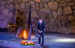 Der neue Außenminister Johann Wadephul (CDU) in der Holocaust-Gedenkstätte Yad Vashem in Jerusalem. Er betont bei seinem Besuch: Die neue schwarz-rote Regierung stehe dazu, dass Israels Sicherheit zur deutschen Staatsraison gehört. - © Michael Kappeler/dpa