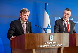 Der neue deutsche Außenminister Johann Wadephul (CDU) findet bei einer Pressekonferenz mit seinem israelischen Amtskollegen Gideon Saar klare Worte an die israelische Regierung. - © Michael Kappeler/dpa
