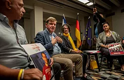 Direkt nach seiner Ankunft trifft der neue Außenminister Johann Wadephul (CDU) in der Küstenmetropole Tel Aviv Angehörige von Geiseln, die von der Hamas noch immer im Gazastreifen festgehalten werden. - © Michael Kappeler/dpa