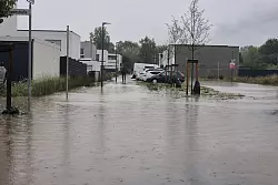 Teils stehen ganze Straßen unter Wasser. - © Sascha Thelen/dpa