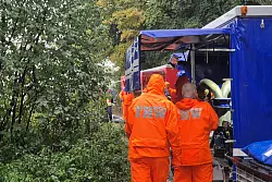 Für Einsatzkräfte bringen die starken Unwetter viel Arbeit mit sich. - © Sascha Thelen/dpa
