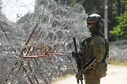 Polen grenzt im Osten an drei L&auml;nder, die nicht Mitglied von EU und Nato sind, darunter auch das mit Russland verb&uuml;ndete Belarus. (Archivbild) - &copy; Czarek Sokolowski/AP/dpa