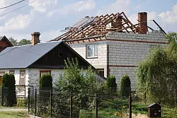 Ein zerst&ouml;rtes Hausdach, nachdem russische Drohnen w&auml;hrend eines Angriffs auf die Ukraine den polnischen Luftraum verletzt haben. (Archivbild) - &copy; STR/AP/dpa