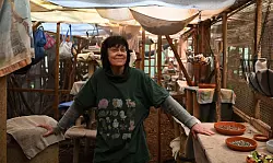 Tanya Lenn kümmert sich seit Jahren um kranke und geschwächte Eichhörnchen. - © Katharina Kausche/dpa